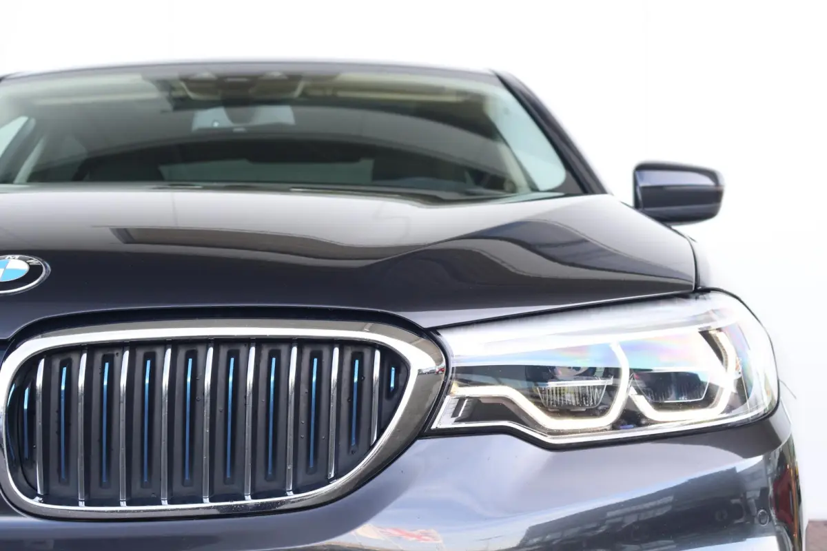 530e iPerformance High Executive | SoH 84,6 % | Comfortstoelen | Achteruitrijcamera | Schuif/Kantel Dak | Elektr. Achterklep | Driving Assistant Plus | Head-Up | Hifi | Verwarmde Stoelen voo