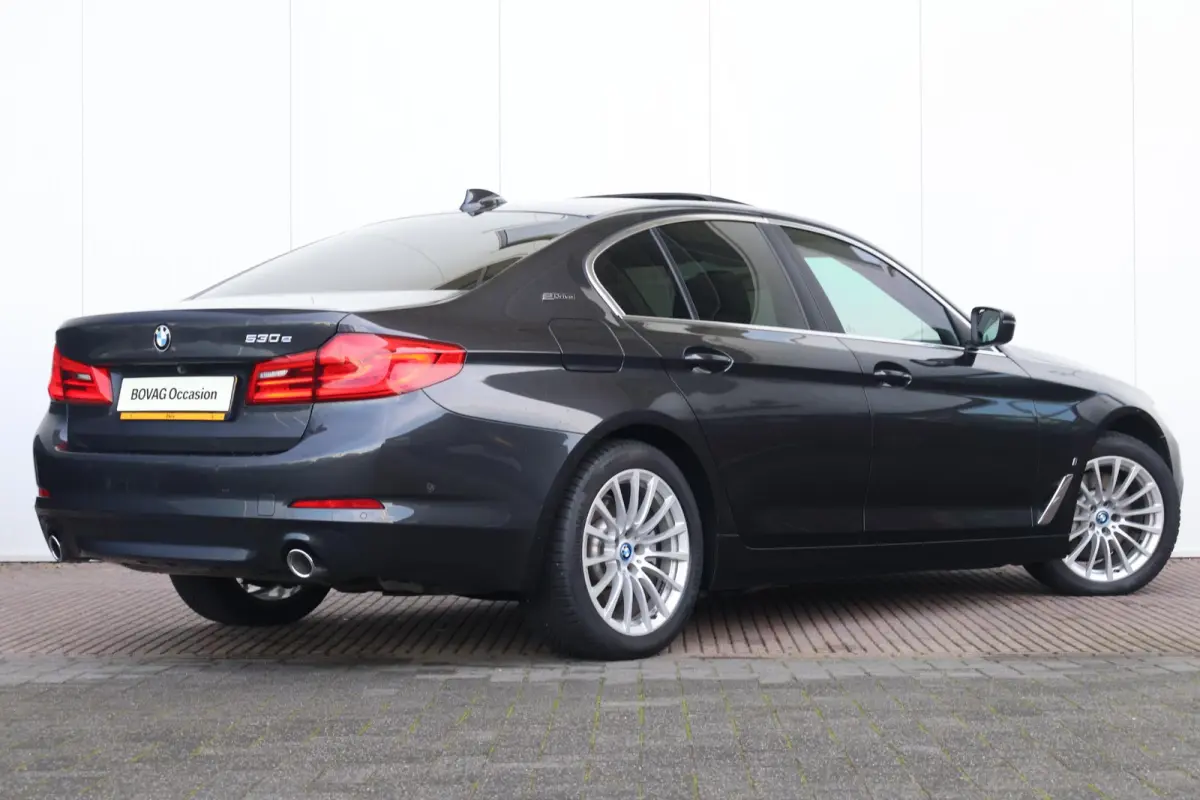 530e iPerformance High Executive | SoH 84,6 % | Comfortstoelen | Achteruitrijcamera | Schuif/Kantel Dak | Elektr. Achterklep | Driving Assistant Plus | Head-Up | Hifi | Verwarmde Stoelen voo