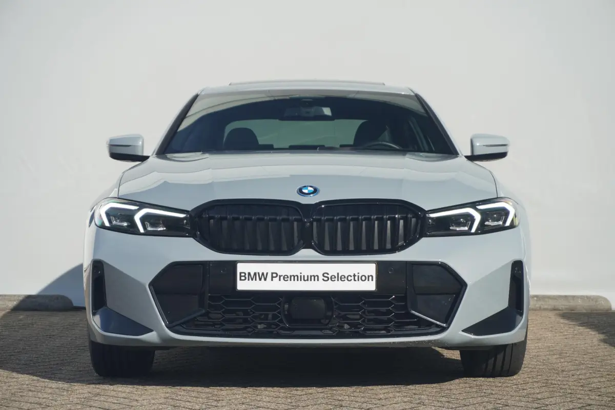330e | M Sportpakket Pro | Schuif-/kanteldak | Harman Kardon | Driving Assistant Professional
