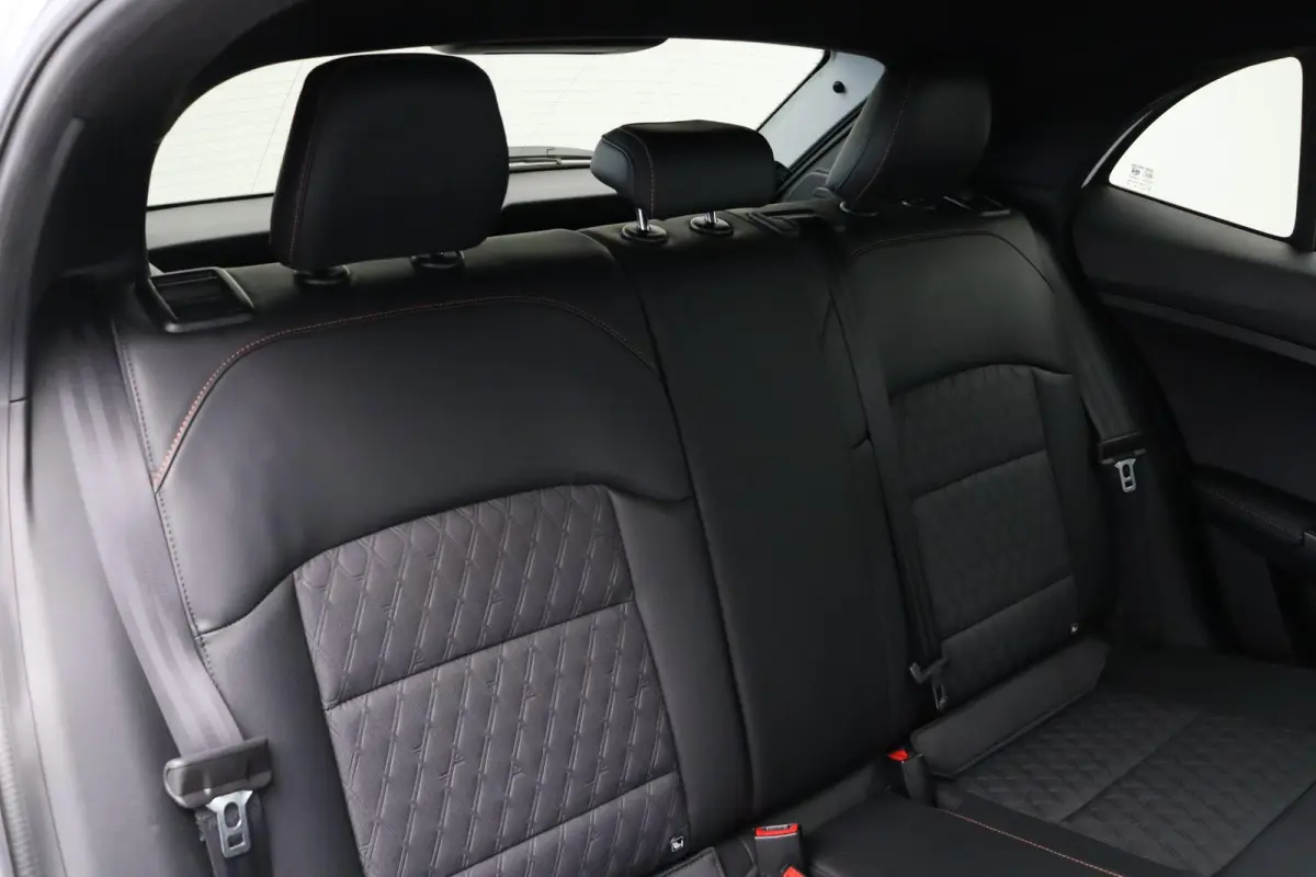 1.5 Luxury | Apple Carplay & Android Auto | Rondomzicht Camera | Stoel en Stuurwielverwarming |