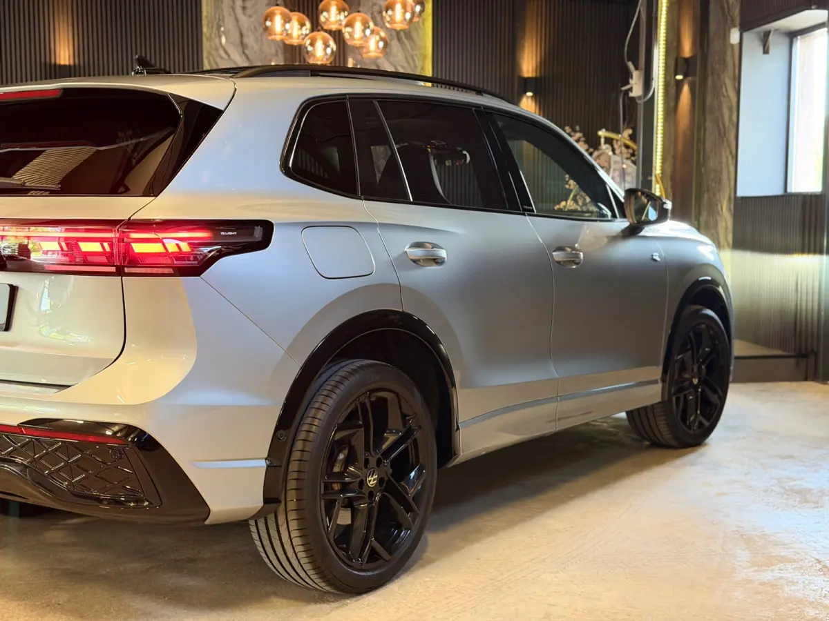 1.5 eHybrid 3X R-LINE|Pano|Full options