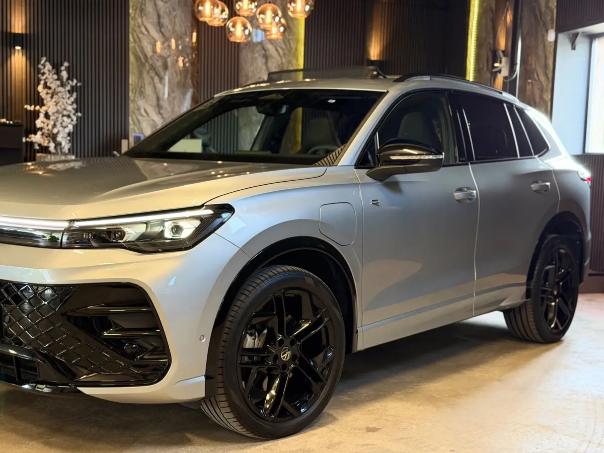 1.5 eHybrid 3X R-LINE|Pano|Full options