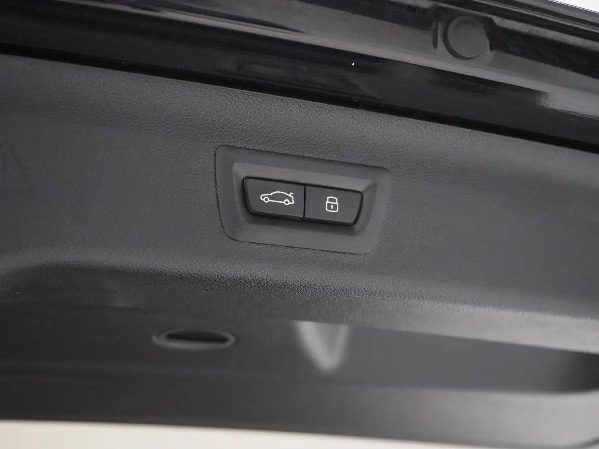 530e | Leder | Trekhaak | Keyless | Camera | Sfeerlicht | Dodehoek | Cruise | Carplay