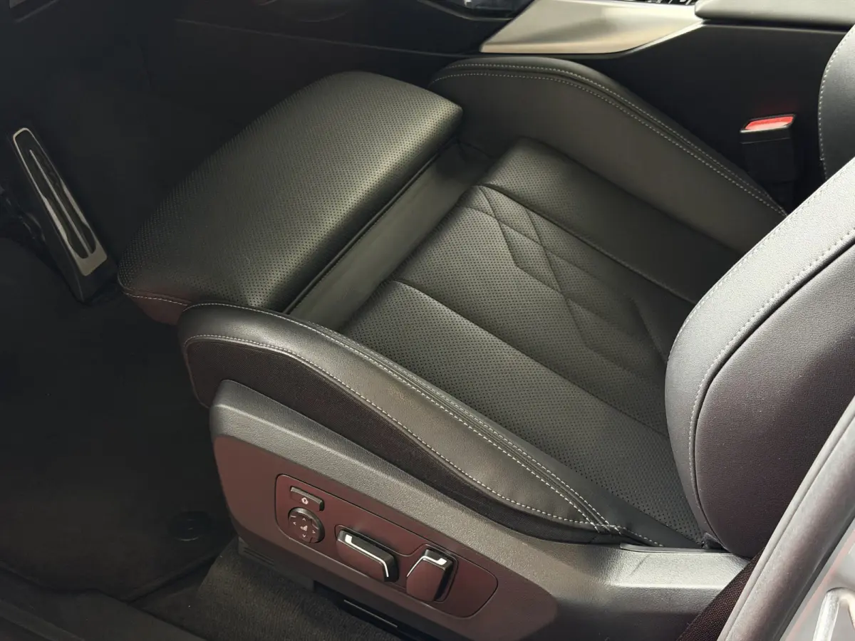30e 300PK XDRIVE M SPORT / H.KARDON / ICONIC GRILL / 360.CAM / INNOVATION / PANO.DAK / HARMAN KARDON / 360.CAM / INNOVATION / BROOKLYNGRAU METALLIC
