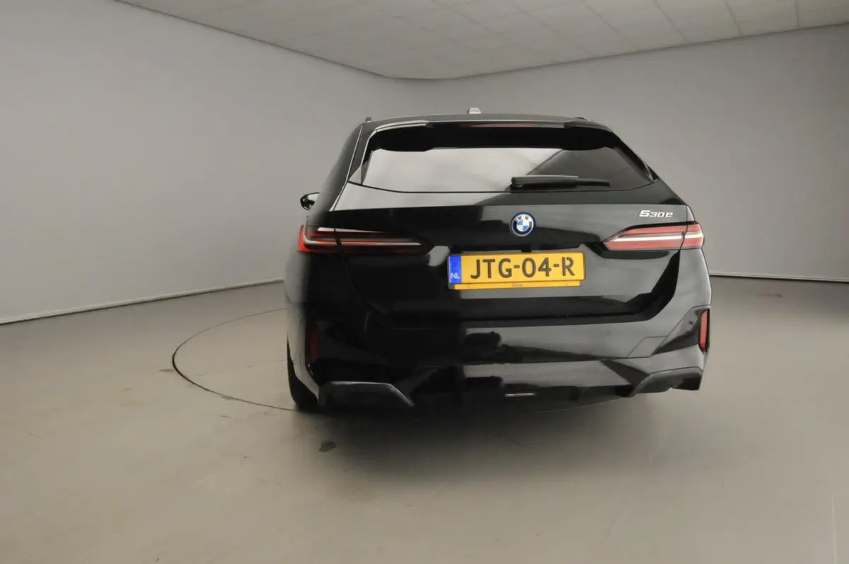 530e | M-Sportpakket | Individual uitv. | LED | HUD | SOH 99% | Active Cruise | Sportstoelen | Stoelverwarming | DAB | Harman-kardon sound | Alu 20 inch