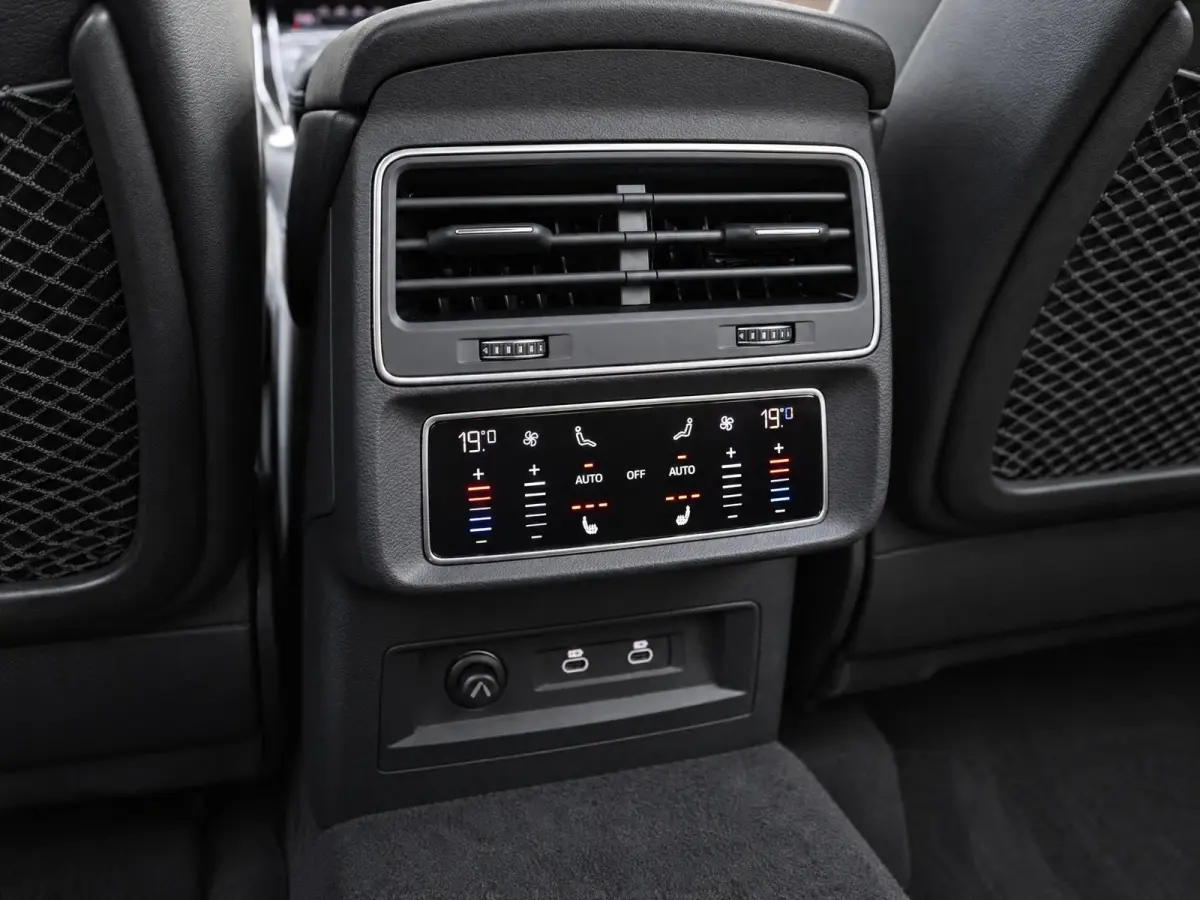 4.0 TFSI RS Q8 quattro |Pano |Keramisch |Carbon Intr/Extr. |B&O |HUD |Softclose |Stoelventilatie/Massage |360°