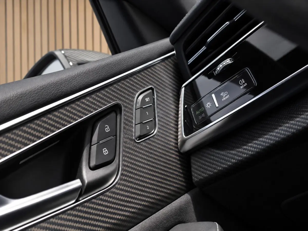 4.0 TFSI RS Q8 quattro |Pano |Keramisch |Carbon Intr/Extr. |B&O |HUD |Softclose |Stoelventilatie/Massage |360°