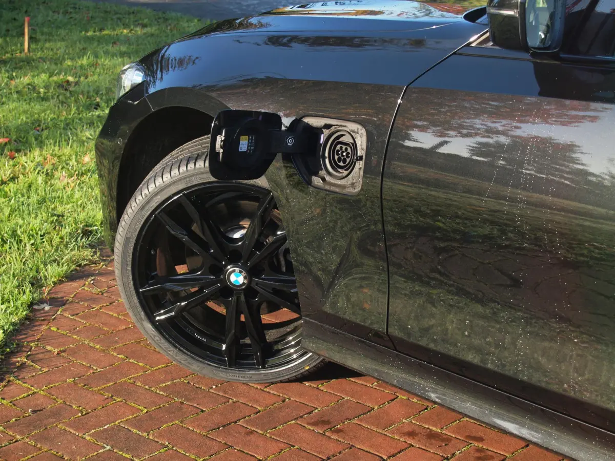 320e | Facelift | 19 Inch | Camera | Sfeerverlichting | Cruise Control | Leer | NL-Auto |
