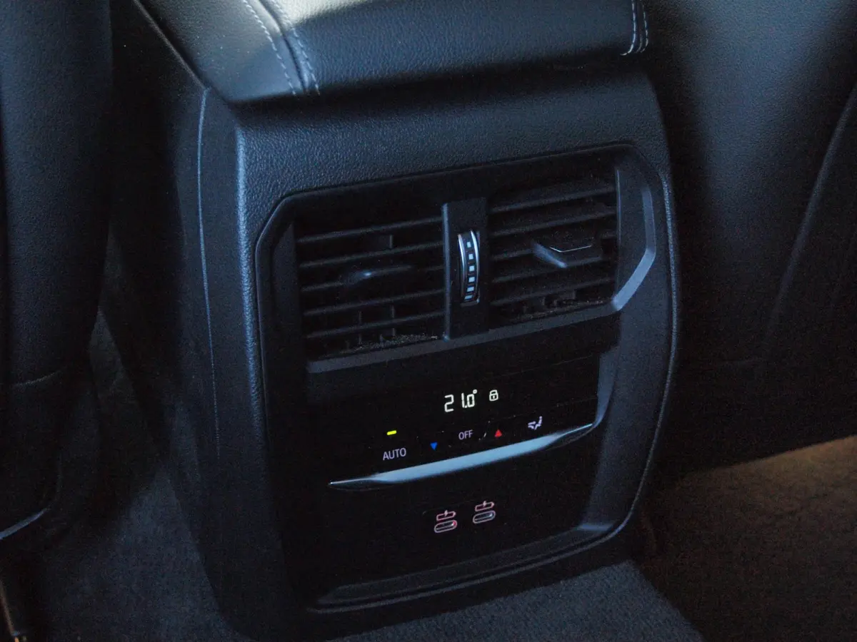 320e | Facelift | 19 Inch | Camera | Sfeerverlichting | Cruise Control | Leer | NL-Auto |
