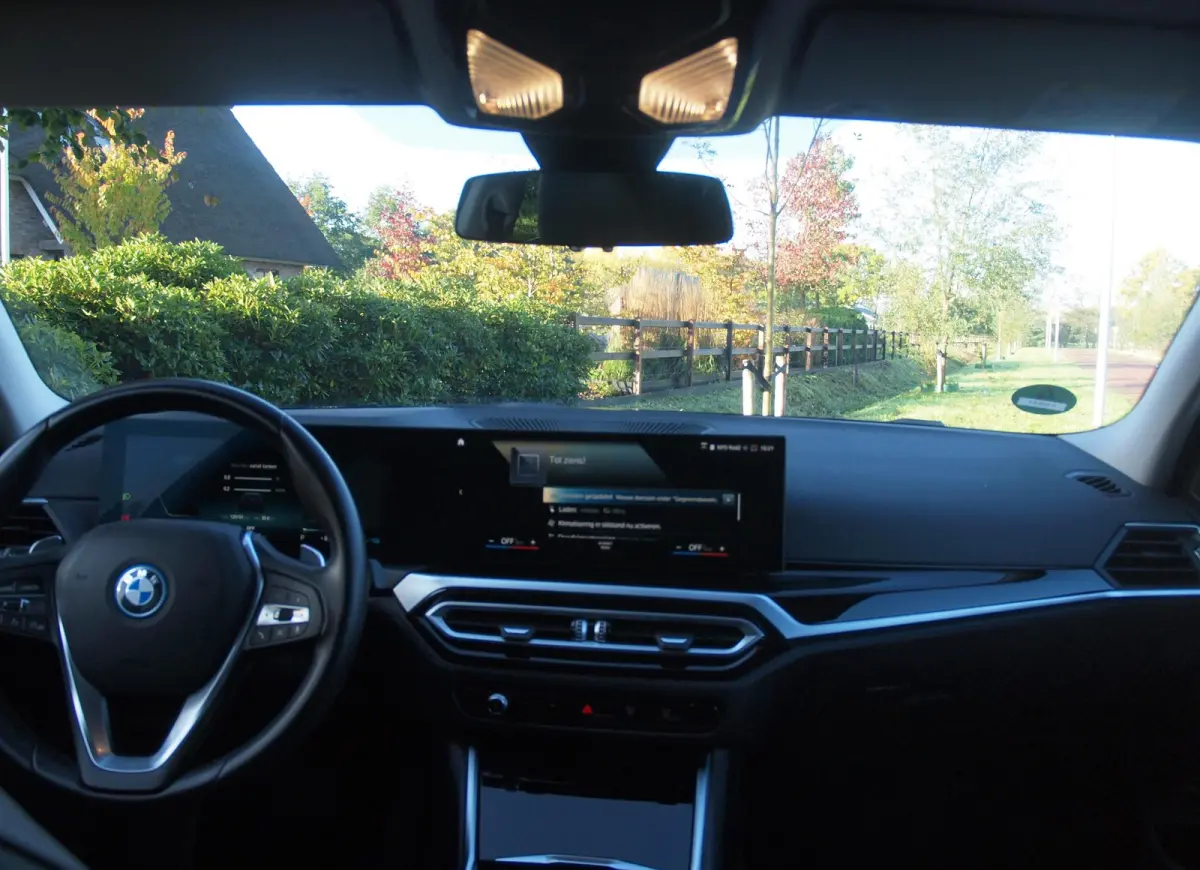 320e | Facelift | 19 Inch | Camera | Sfeerverlichting | Cruise Control | Leer | NL-Auto |