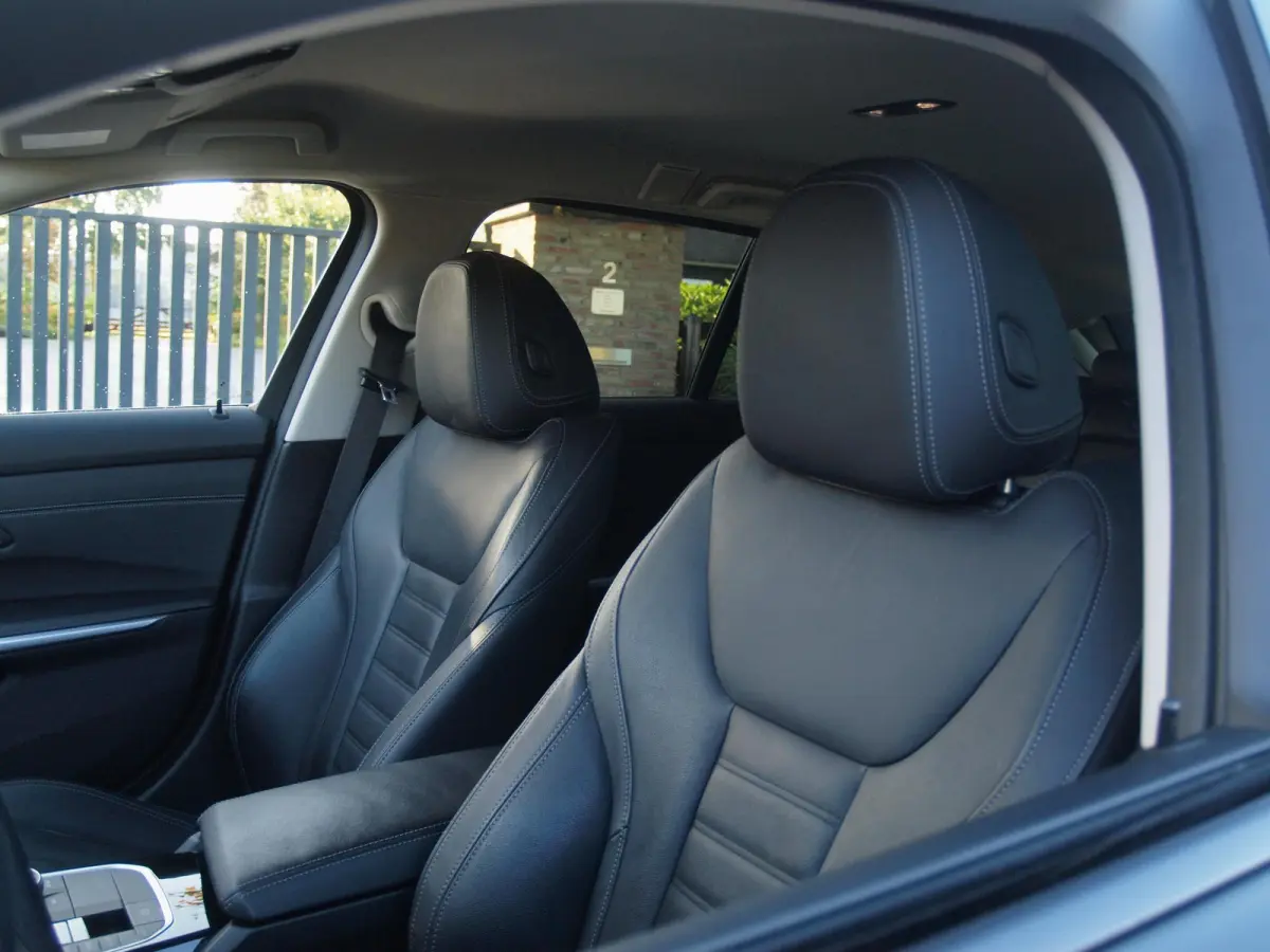 320e | Facelift | 19 Inch | Camera | Sfeerverlichting | Cruise Control | Leer | NL-Auto |