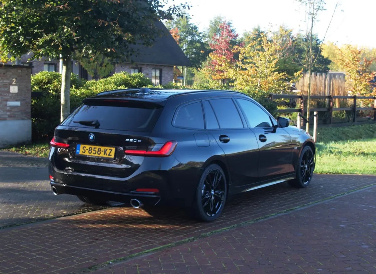 320e | Facelift | 19 Inch | Camera | Sfeerverlichting | Cruise Control | Leer | NL-Auto |