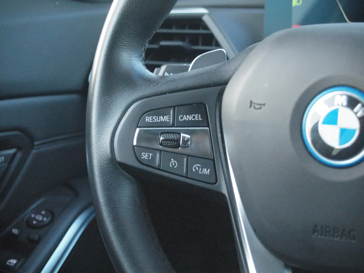 320e | Facelift | 19 Inch | Camera | Sfeerverlichting | Cruise Control | Leer | NL-Auto |