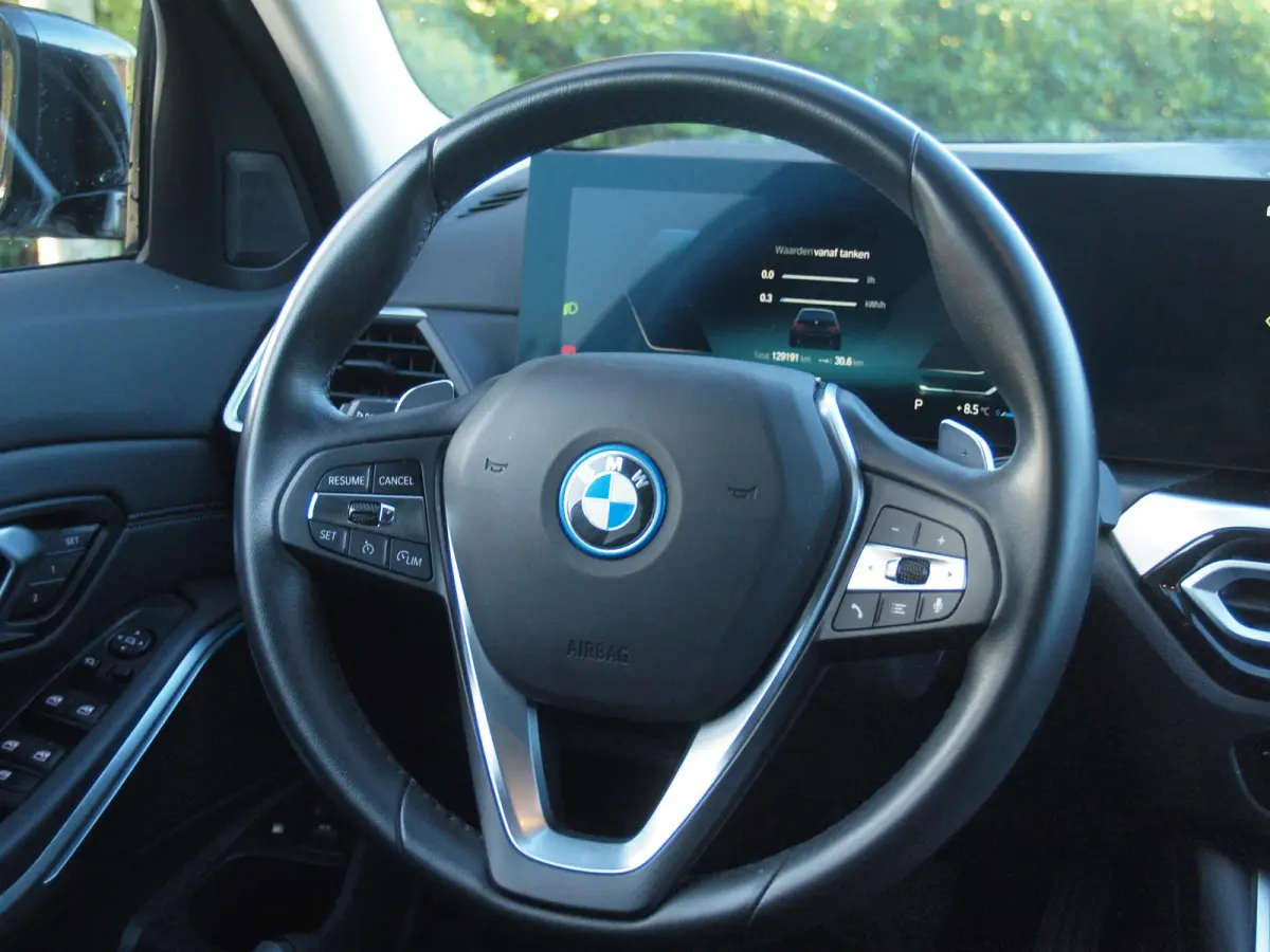 320e | Facelift | 19 Inch | Camera | Sfeerverlichting | Cruise Control | Leer | NL-Auto |