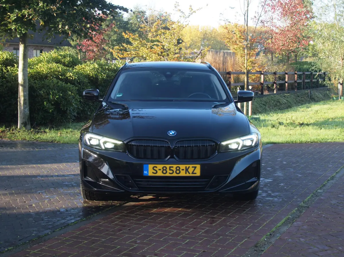 320e | Facelift | 19 Inch | Camera | Sfeerverlichting | Cruise Control | Leer | NL-Auto |