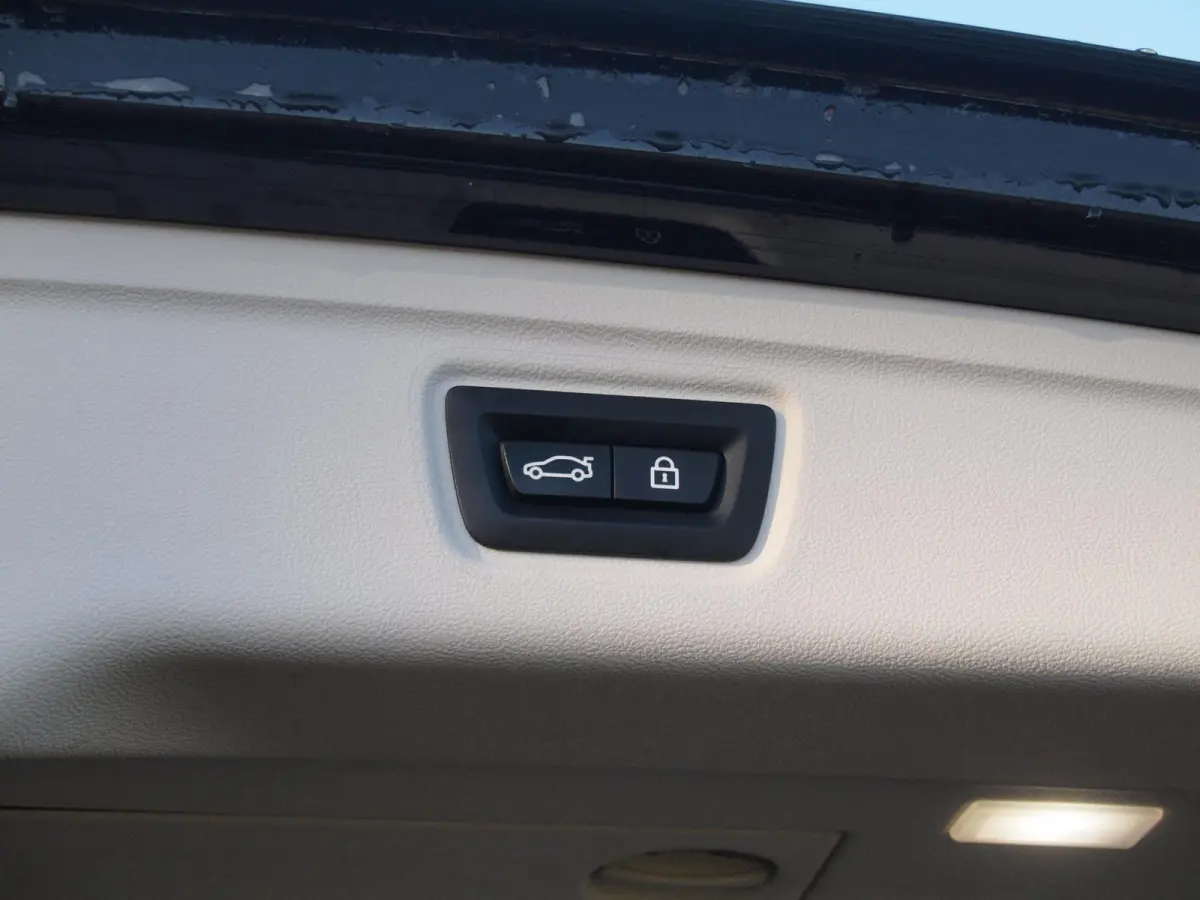 320e | Facelift | 19 Inch | Camera | Sfeerverlichting | Cruise Control | Leer | NL-Auto |