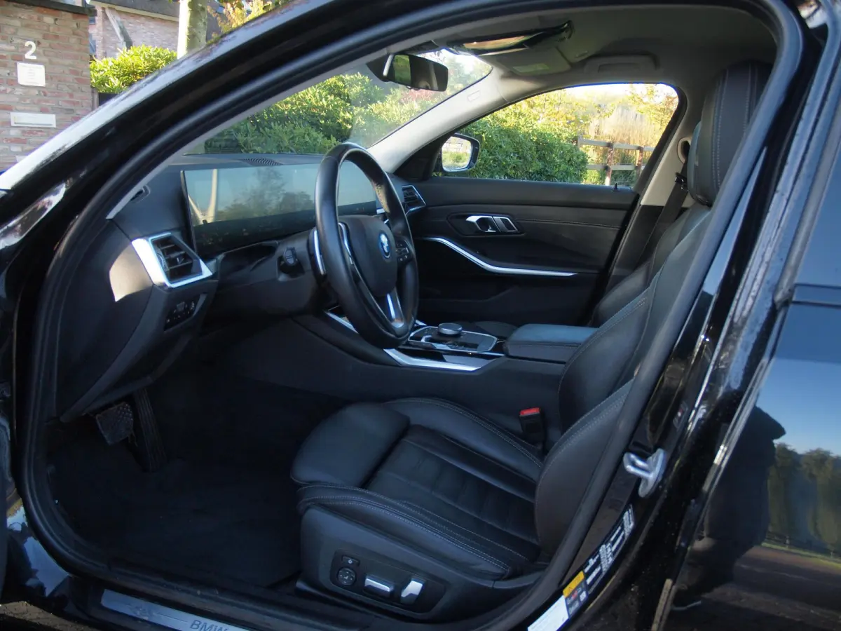 320e | Facelift | 19 Inch | Camera | Sfeerverlichting | Cruise Control | Leer | NL-Auto |