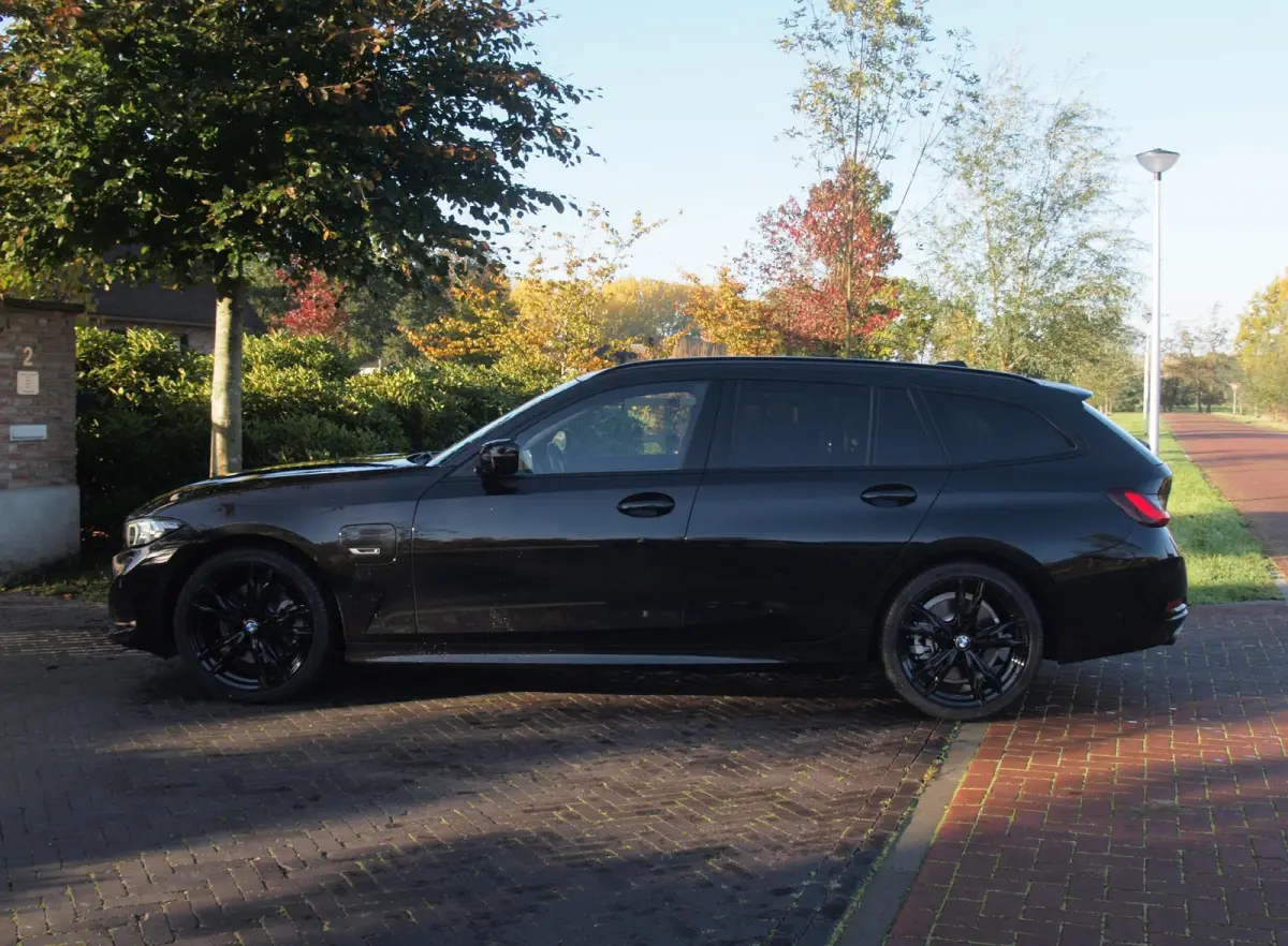 320e | Facelift | 19 Inch | Camera | Sfeerverlichting | Cruise Control | Leer | NL-Auto |