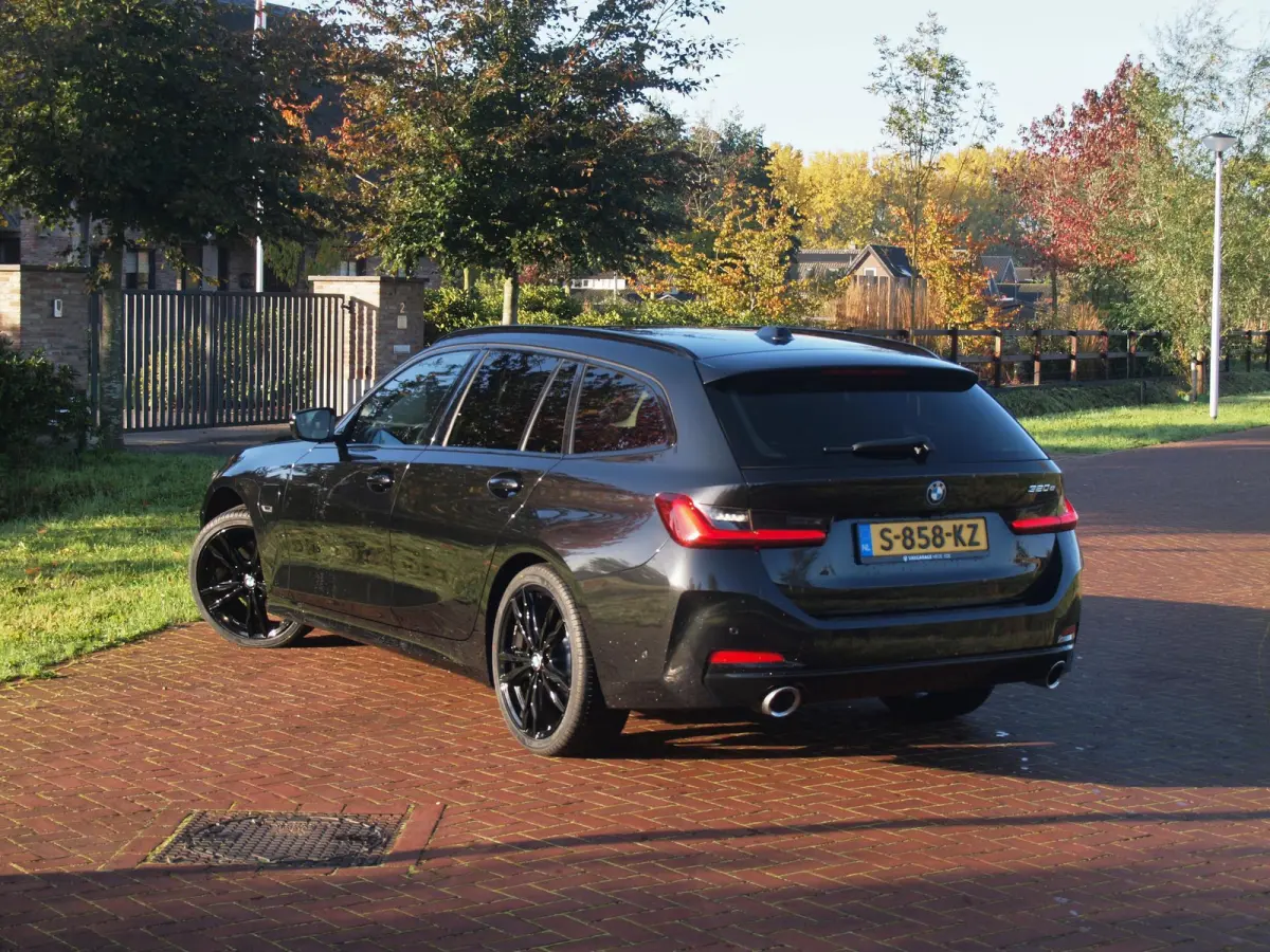 320e | Facelift | 19 Inch | Camera | Sfeerverlichting | Cruise Control | Leer | NL-Auto |