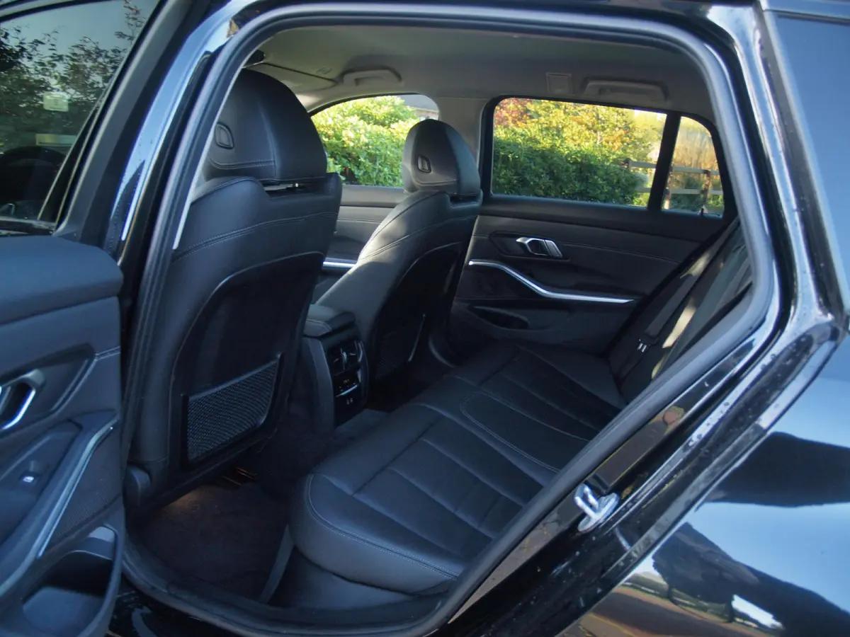 320e | Facelift | 19 Inch | Camera | Sfeerverlichting | Cruise Control | Leer | NL-Auto |