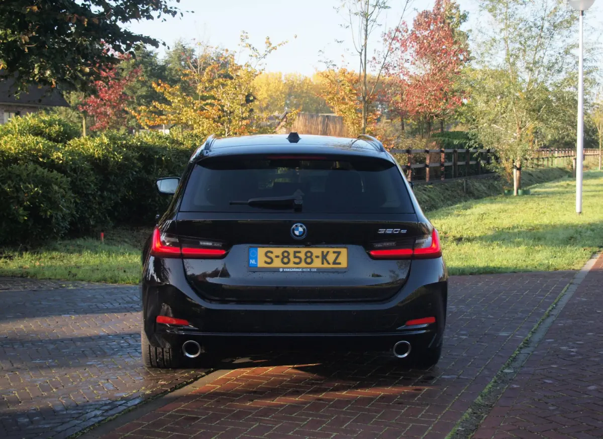320e | Facelift | 19 Inch | Camera | Sfeerverlichting | Cruise Control | Leer | NL-Auto |