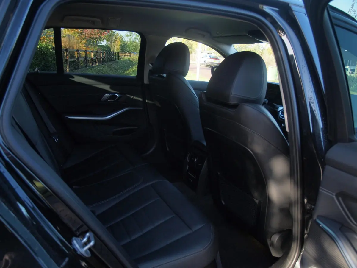 320e | Facelift | 19 Inch | Camera | Sfeerverlichting | Cruise Control | Leer | NL-Auto |
