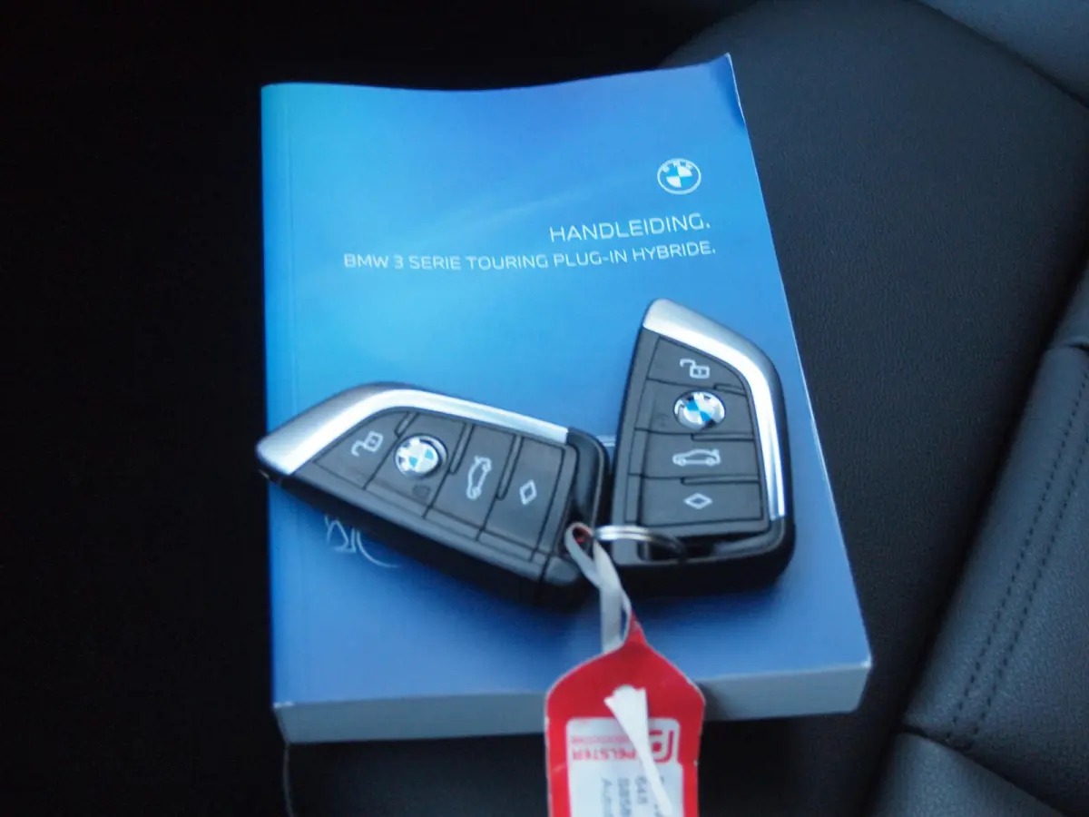 320e | Facelift | 19 Inch | Camera | Sfeerverlichting | Cruise Control | Leer | NL-Auto |