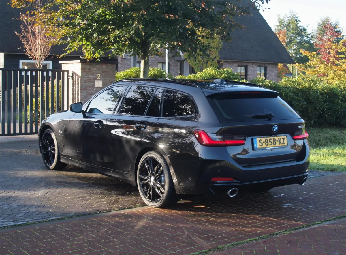 320e | Facelift | 19 Inch | Camera | Sfeerverlichting | Cruise Control | Leer | NL-Auto |