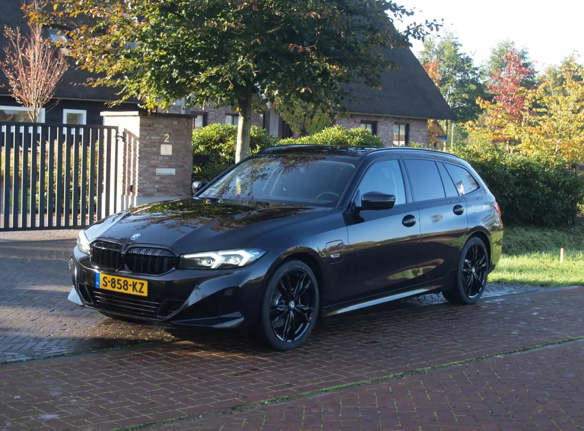 320e | Facelift | 19 Inch | Camera | Sfeerverlichting | Cruise Control | Leer | NL-Auto |
