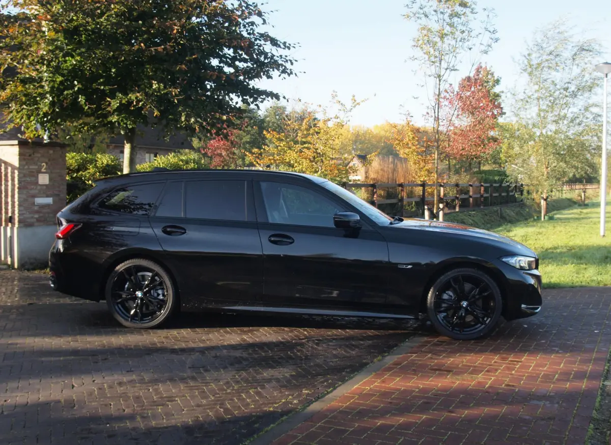 320e | Facelift | 19 Inch | Camera | Sfeerverlichting | Cruise Control | Leer | NL-Auto |