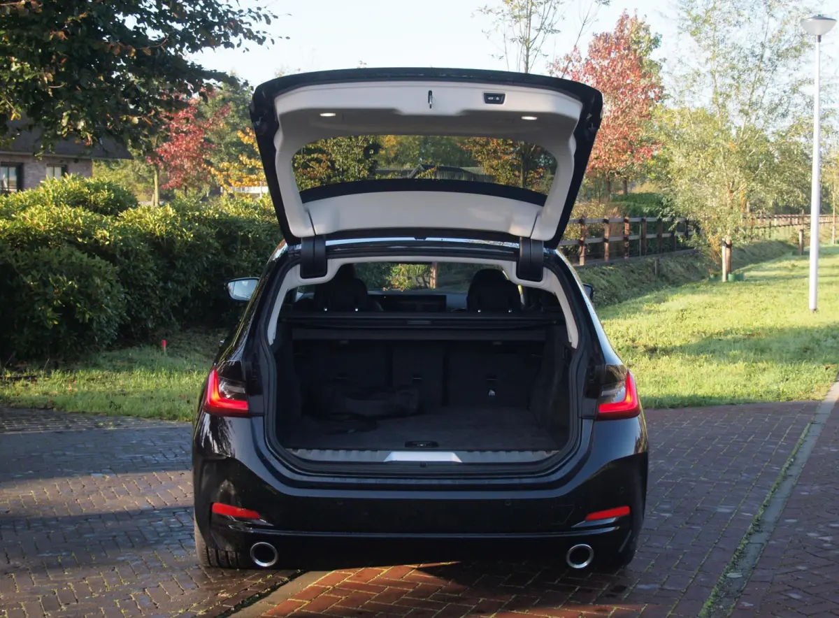 320e | Facelift | 19 Inch | Camera | Sfeerverlichting | Cruise Control | Leer | NL-Auto |