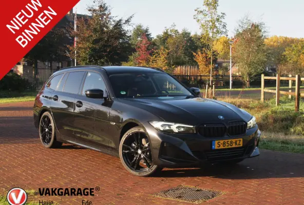 320e | Facelift | 19 Inch | Camera | Sfeerverlichting | Cruise Control | Leer | NL-Auto |
