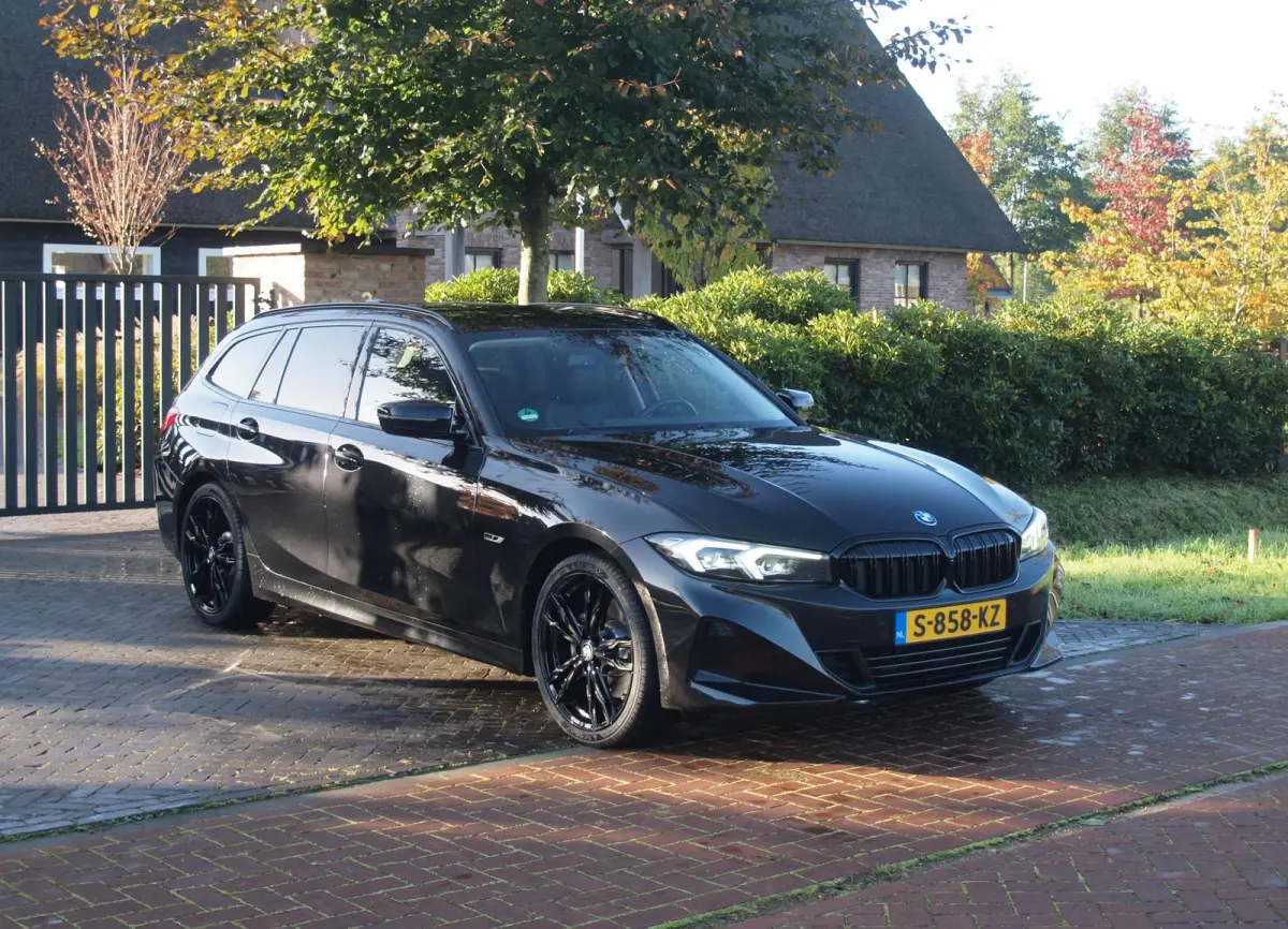 320e | Facelift | 19 Inch | Camera | Sfeerverlichting | Cruise Control | Leer | NL-Auto |