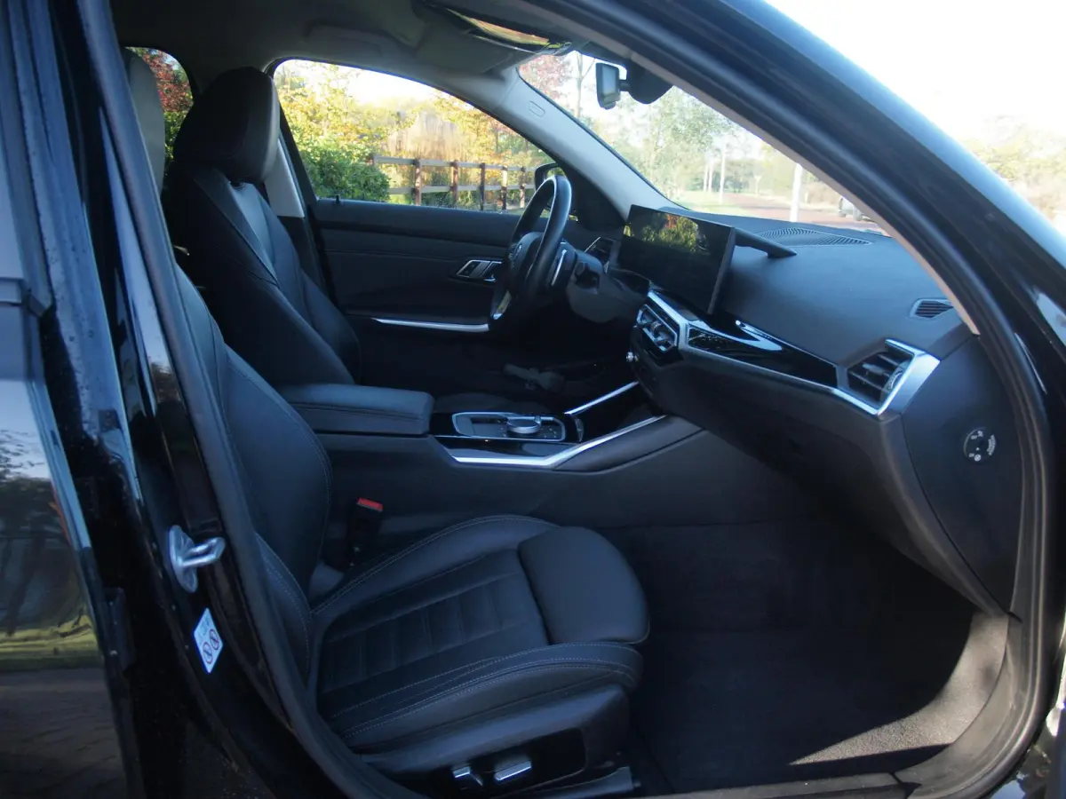 320e | Facelift | 19 Inch | Camera | Sfeerverlichting | Cruise Control | Leer | NL-Auto |