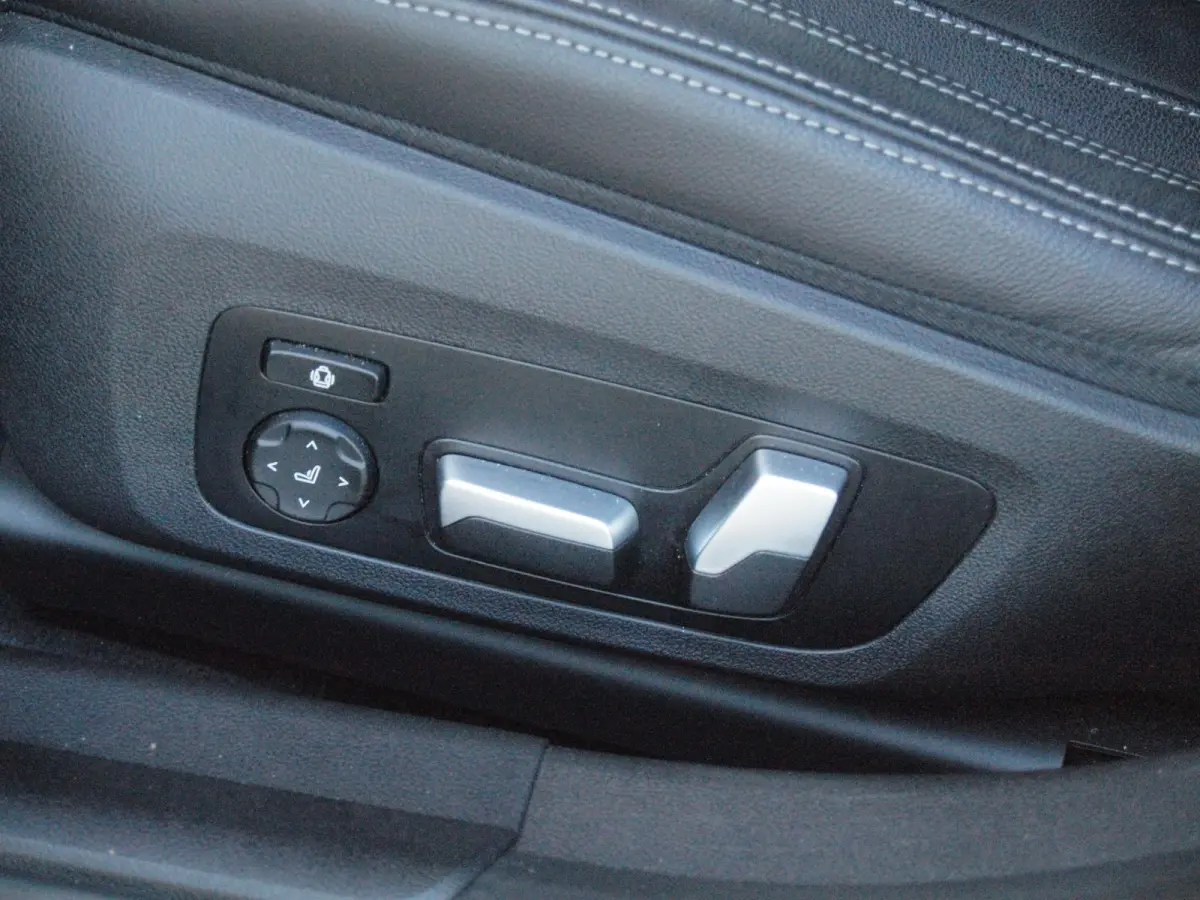 320e | Facelift | 19 Inch | Camera | Sfeerverlichting | Cruise Control | Leer | NL-Auto |