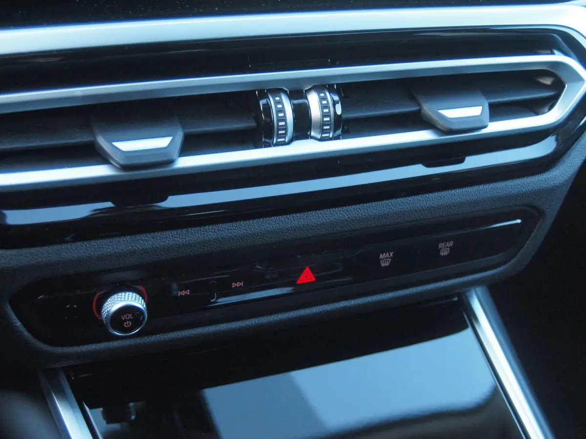 320e | Facelift | 19 Inch | Camera | Sfeerverlichting | Cruise Control | Leer | NL-Auto |