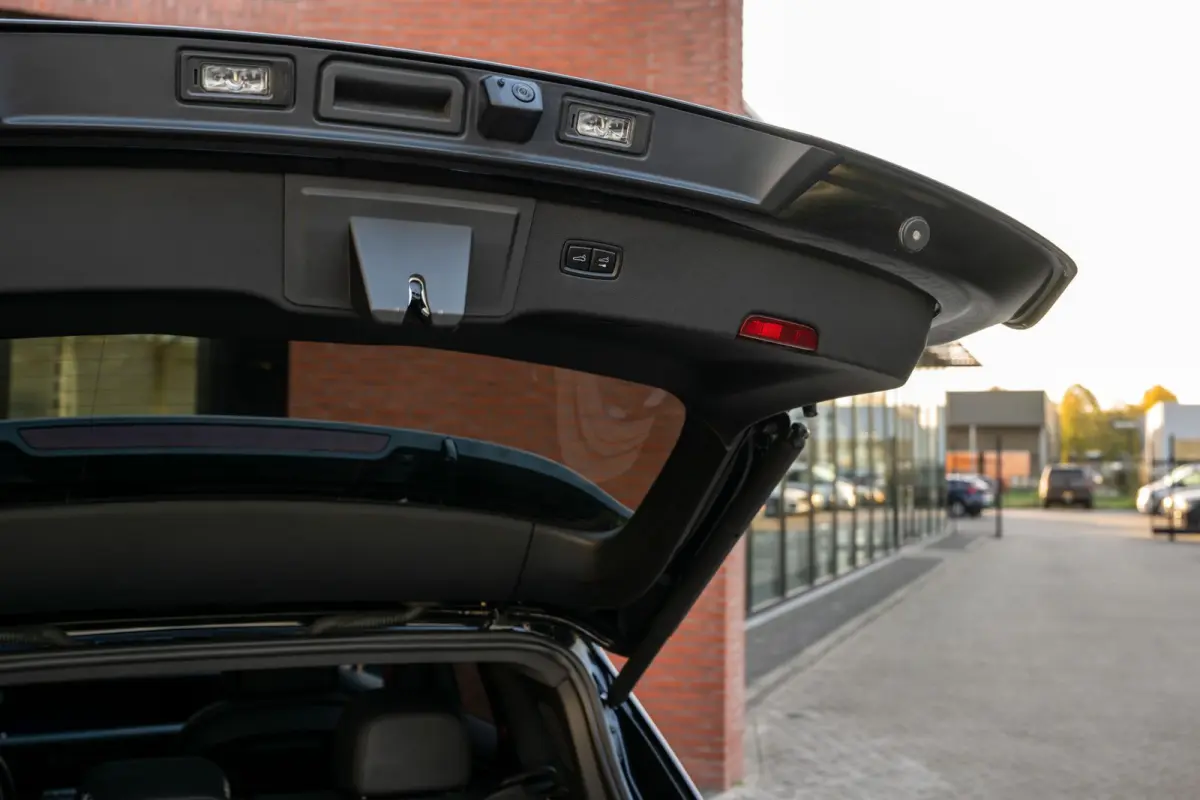3.0 E-Hybrid Sport-Design Sportuitlaat Display
