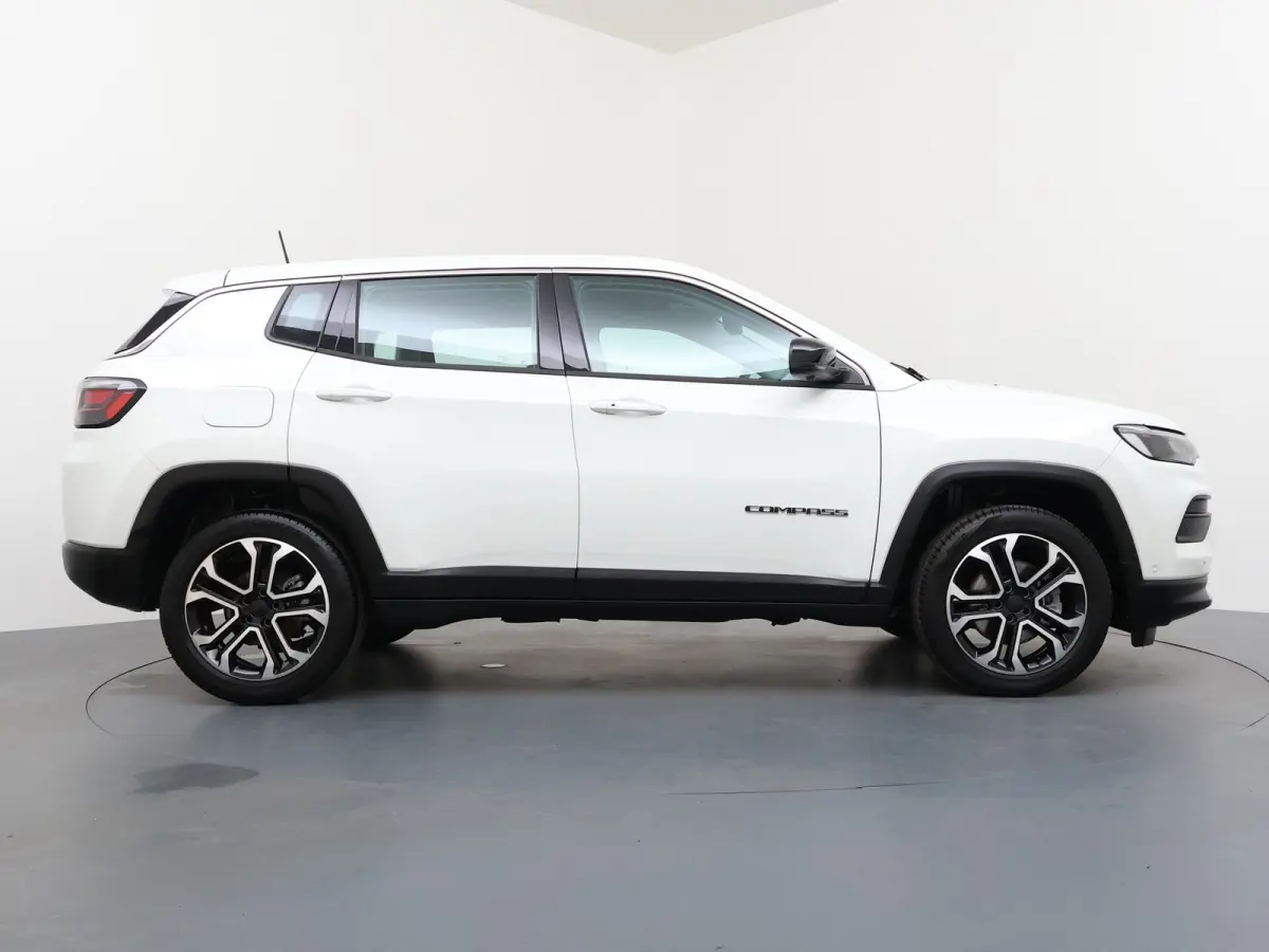 1.5T e-Hybrid Altitude / Navigatie / 360 Camera / Stuur -en stoelverwarming / Keyless / Draadloze telefoonlader / Carplay /