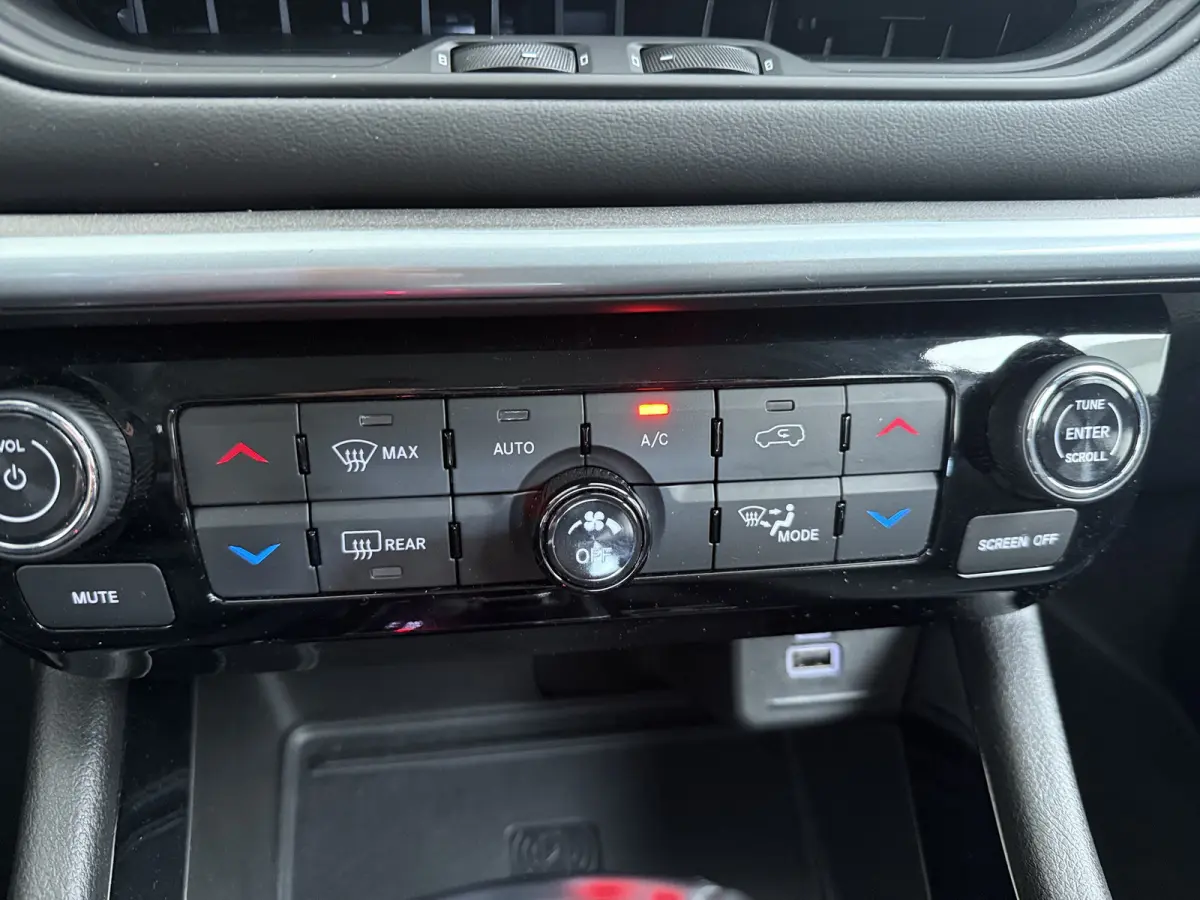 1.5T e-Hybrid Altitude / Navigatie / 360 Camera / Stuur -en stoelverwarming / Keyless / Draadloze telefoonlader / Carplay /
