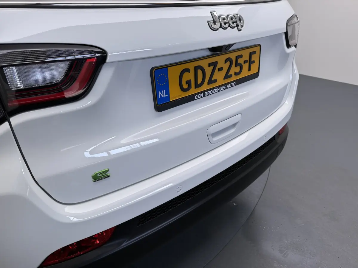 1.5T e-Hybrid Altitude / Navigatie / 360 Camera / Stuur -en stoelverwarming / Keyless / Draadloze telefoonlader / Carplay /