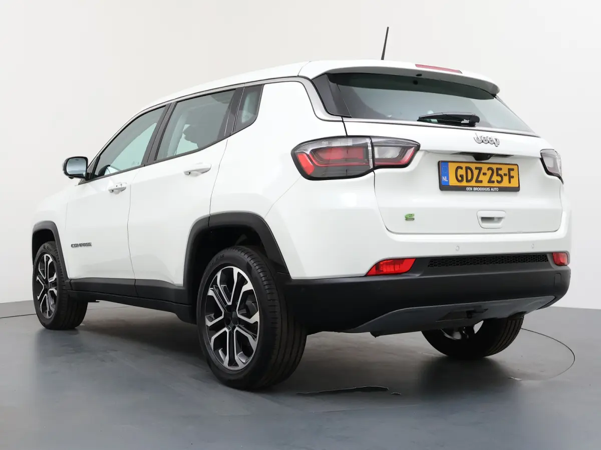 1.5T e-Hybrid Altitude / Navigatie / 360 Camera / Stuur -en stoelverwarming / Keyless / Draadloze telefoonlader / Carplay /