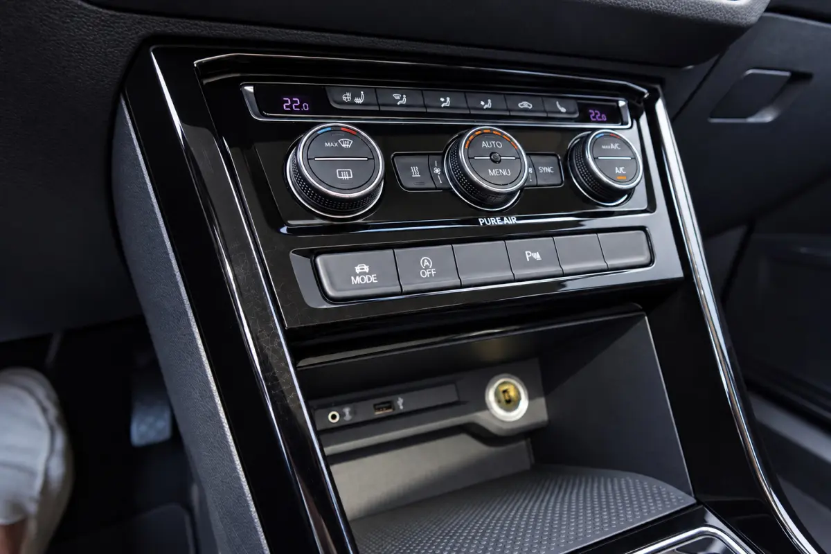 1.4 TSI Connected Series 7P NAVI CAM PDC