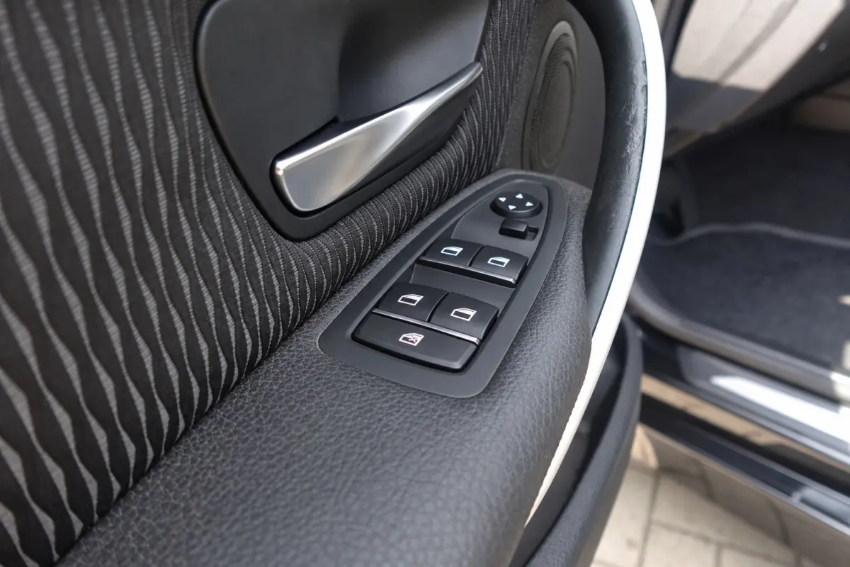 330e Essential NAVI LED PDC