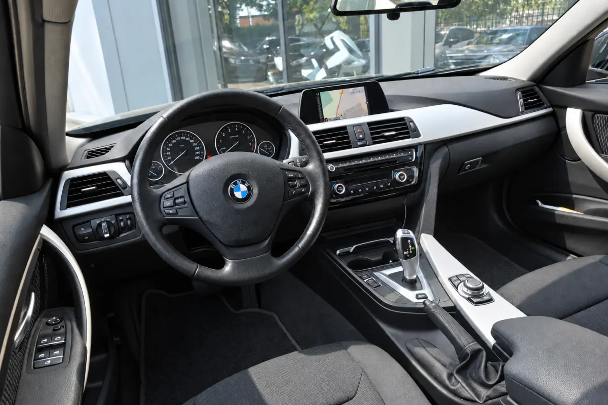 330e Essential NAVI LED PDC