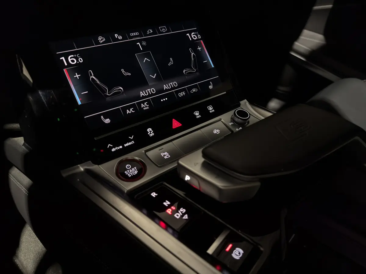 SQ8 115 kWh | Valcona Leder | Panoramadak | Trekhaak | 22'' | Matrix LED | Memory | B&O |
