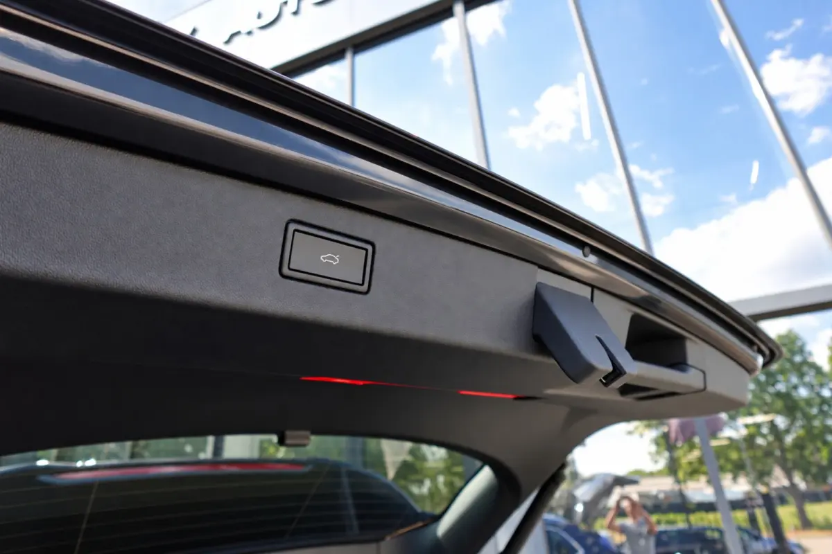 1.5 eTSI R-Line Business PANO KEYLESS H&K