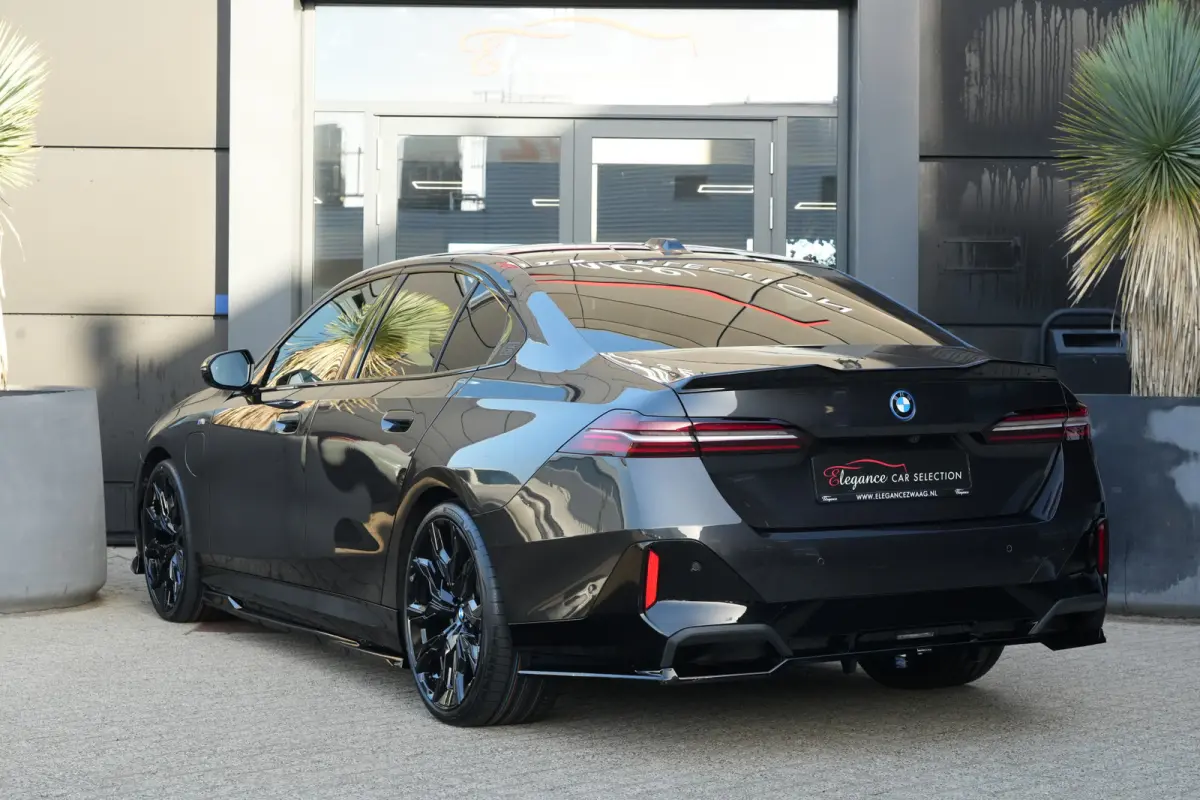 530e M Sport Edition | 300PK | Pano | Harman Kardon | 360° | HUD | Driving Assistant Professional | Maxton | BMW 530e M Sport Edition 300 PK Plug-in Hybrid met 2.0 viercilinder, panoramadak