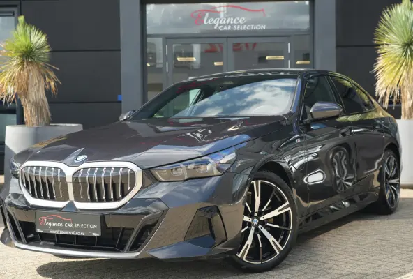 530e M Sport Edition | 300PK | Pano | Harman Kardon | 360° | HUD | Driving Assistant Professional | BMW 530e M Sport Edition 300 PK Plug-in Hybrid met 2.0 viercilinder, panoramadak, Head-Up