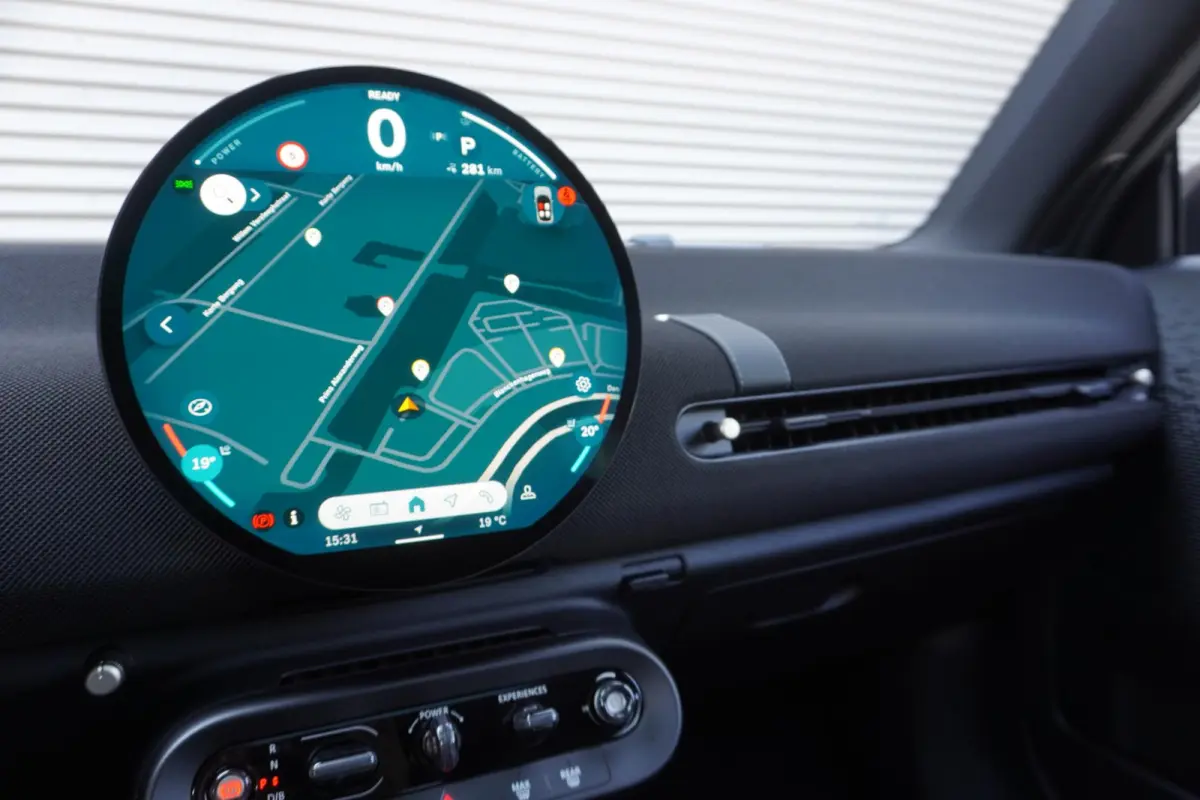Cooper E | SoH 100% | John Cooper Works Uitvoering | Pakket M | Glazen panoramadak | MINI Head-Up Display | Extra getint glas | 18" JCW Lap Spoke 2-tone