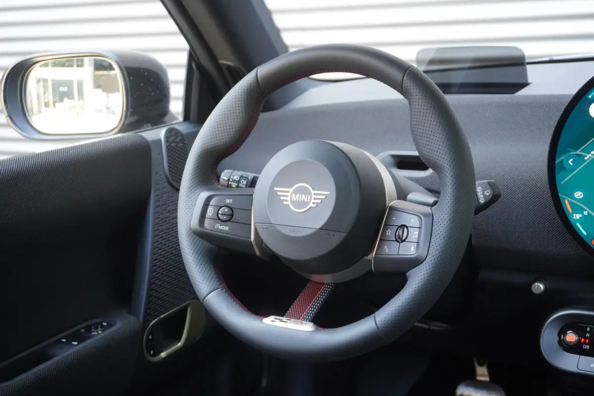 Cooper E | SoH 100% | John Cooper Works Uitvoering | Pakket M | Glazen panoramadak | MINI Head-Up Display | Extra getint glas | 18" JCW Lap Spoke 2-tone